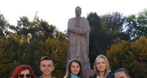 На фото: команда призерів обласного турніру юних математиків зі своїм керівником Ларисою Кровіцькою.