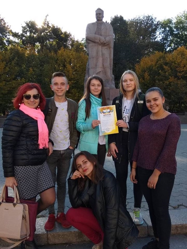На фото: команда призерів обласного турніру юних математиків зі своїм керівником Ларисою Кровіцькою.