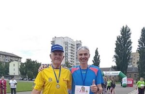  На фото: Василь Герус із чемпі­оном України зі скандинавської ходьби Андрієм Блануцом з Києва.