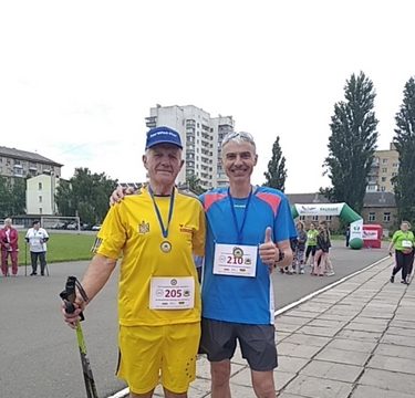  На фото: Василь Герус із чемпі­оном України зі скандинавської ходьби Андрієм Блануцом з Києва.